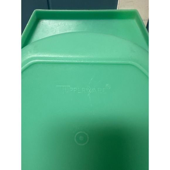 Vintage Tupperware Veggie Keeper Produce Storage Container Green Round Grid - Picture 4 of 5